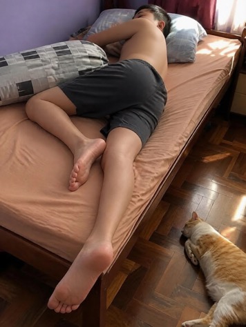 boylyingonbed